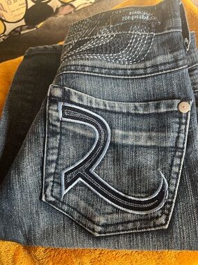 Rock & Republic Women’s Faded Blue Bootcut Jeans with Embroidered Pocket